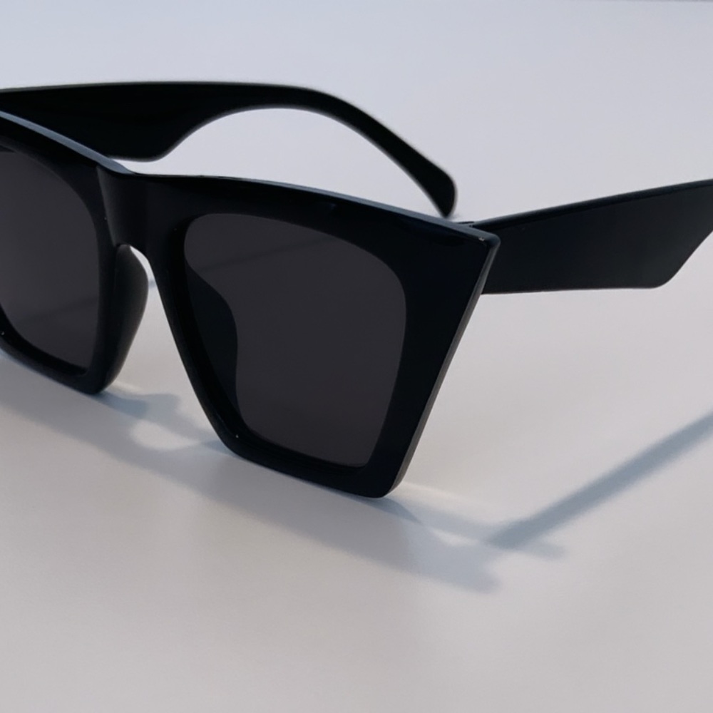 Large black frames sunglasses - Picture 2 of 4
